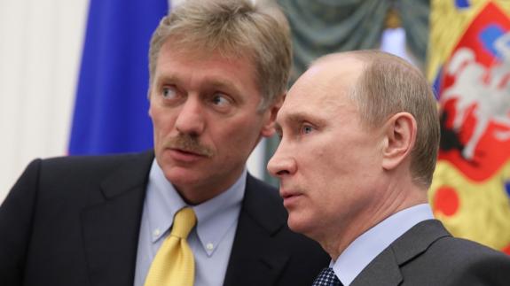 El portavoz del Kremlin, Dmitri Peskov, y Vladimir Putin
