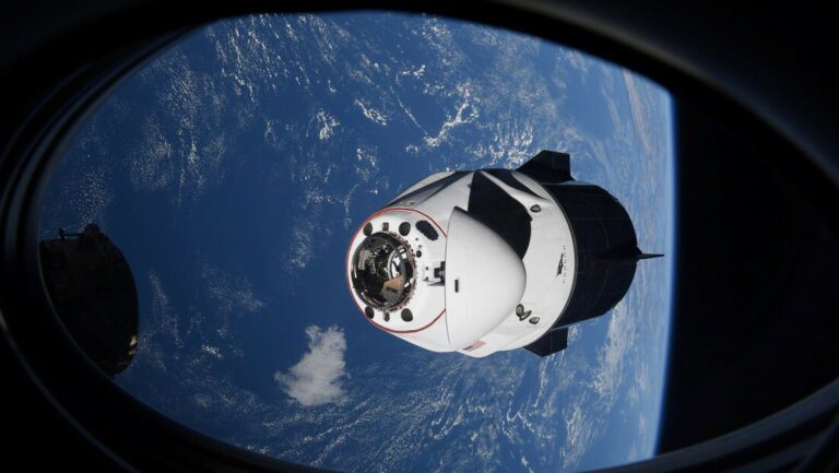 La cápsula Crew Dragon de SpaceX se acerca a la Estación Espacial Internacional (EEI)